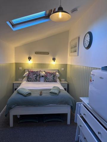 The Little Garden Hideaway With Stunning Sea Views And Garden Bed and Breakfast Holyhead Exteriör bild