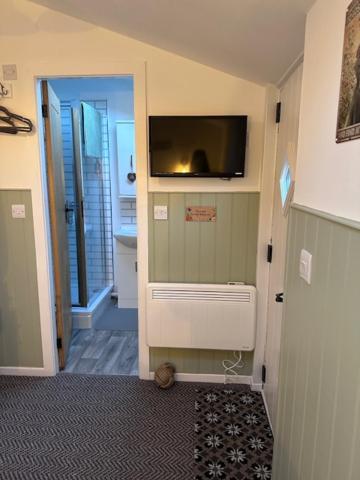 The Little Garden Hideaway With Stunning Sea Views And Garden Bed and Breakfast Holyhead Exteriör bild